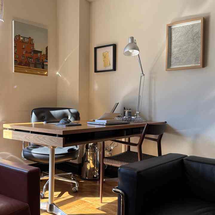 Working in the sunlight 

#midcentury #furniture #furniturearrangement #designchair #moderninterior #classic #classicinterior 