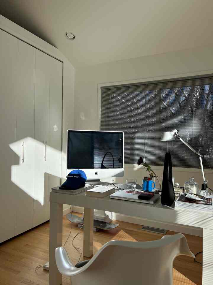 💙🤍 #homeoffice #desk #deskdecor #officedecor #roomdecor #onthedesk