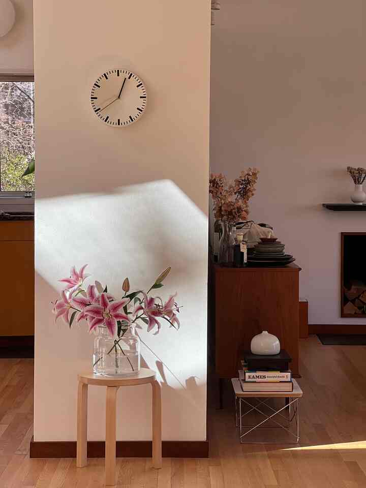 Sunny afternoon #springdecor #springinterior #hayclock #aaltostool #hermanmiller
