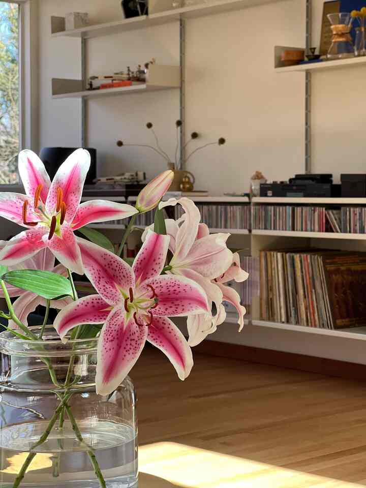 Lilly and wall decor #flowerdecor #flowerinterior #flowerterrier #walldecoration #wallshelf #vitsoe #wallstyling #walldeco 