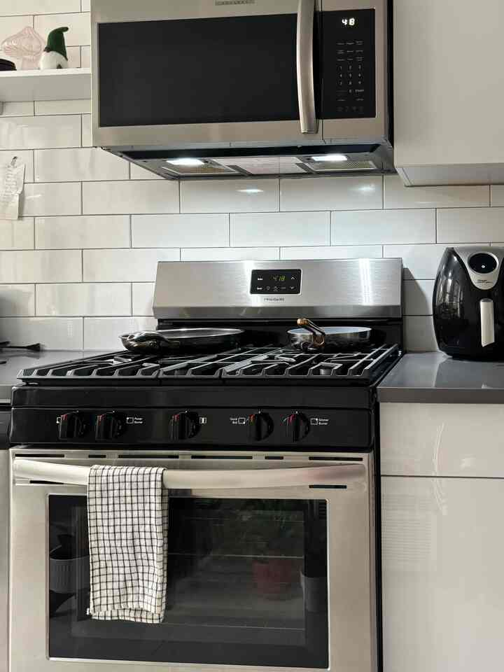 Clean cozy kitchen 


#kitchen #cookware #modern #modernkitchen #apartment #nyc #clean #cleankitchen #cozy