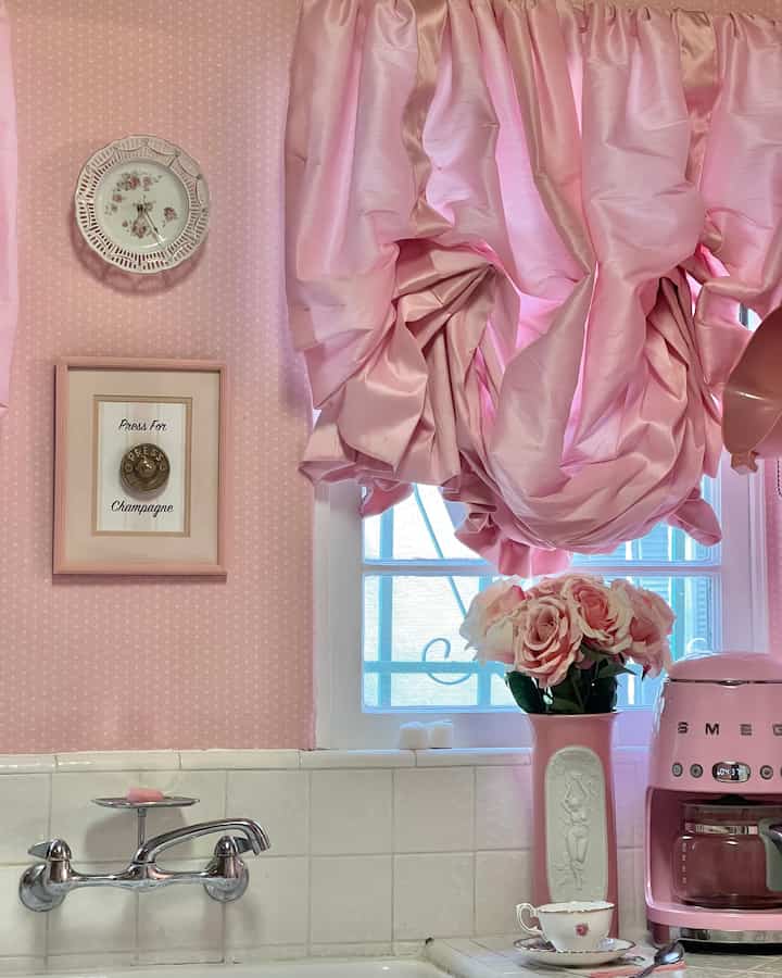 How do you like your coffee? The answer is, pink ☕️🎀 #pink #smeg #kitchen #cottage #shabbychic #vintage 