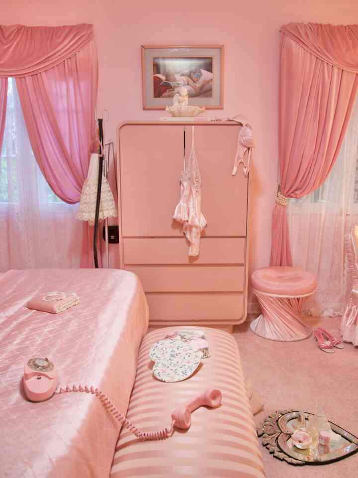 Was really inspired by hollywood glam style & the movie She Devil for this bedroom at my first apartment in Los Angeles 🎀 #pink #bedroom #vintage #pinkvelvet #stripedbench 