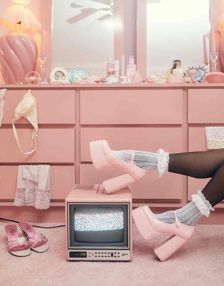 This vintage oink TV is one of my favorite finds to date #pink #vintage #bedroom #pinkcarpet #girly 