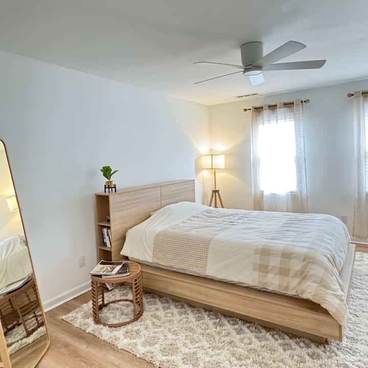 Basic? Maybe. 🧐 Cozy? Absolutely. ☺️ Beige never felt so right! 🫶

#bedroom #bedroominterior #bedroomdecor #beigeinterior #beigetone #BasicTone #modern #cozy #CozyInterior #cozyroom #ikea #ikealighting #ikeacabinet #ikeafurniture #lamp #light #lightinginterior #lighting #lightingeffect 