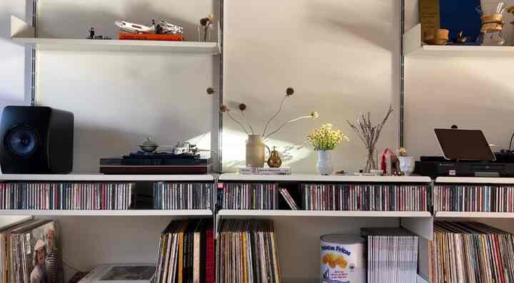 Rak media #vitsoe #kef #livingroom #mediaroom #mediashelve #shelvingsystem #walldecor #wallsystem #shelving #wallshelvingsystem #cozydecor #homedecor #livingroomdecor #livingroominteriorr