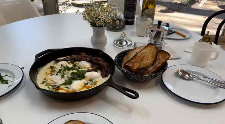 Sunday Brunch table #brunchhomecafe #brunchtable #saarinentable #falconplate
#diningtable #diningtabledecor #enemelware #cozykitchen 