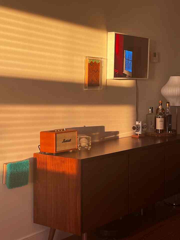 Suka dengan bayangan yang terbentuk di bufet saya saat terkena sinar matahari sore. #lamp #midcenturymodern #decorate #sideboard #credenza #art