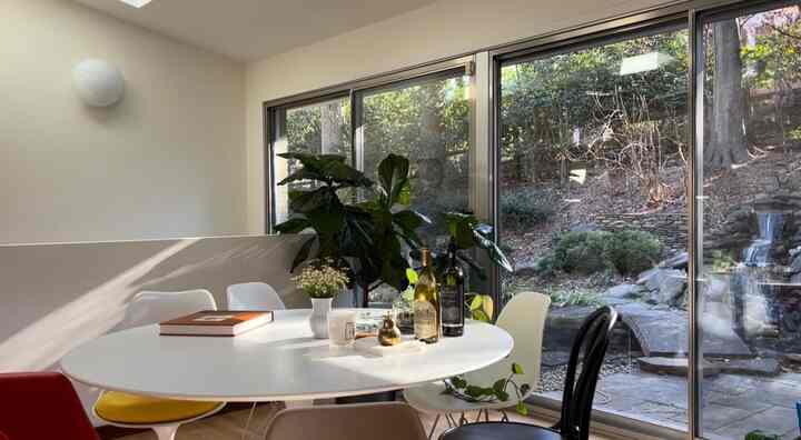 A table and chairs in the diningroom #saarinentable #tulipchair #hermanmiller #thonet #diningchair #diningroomdecor