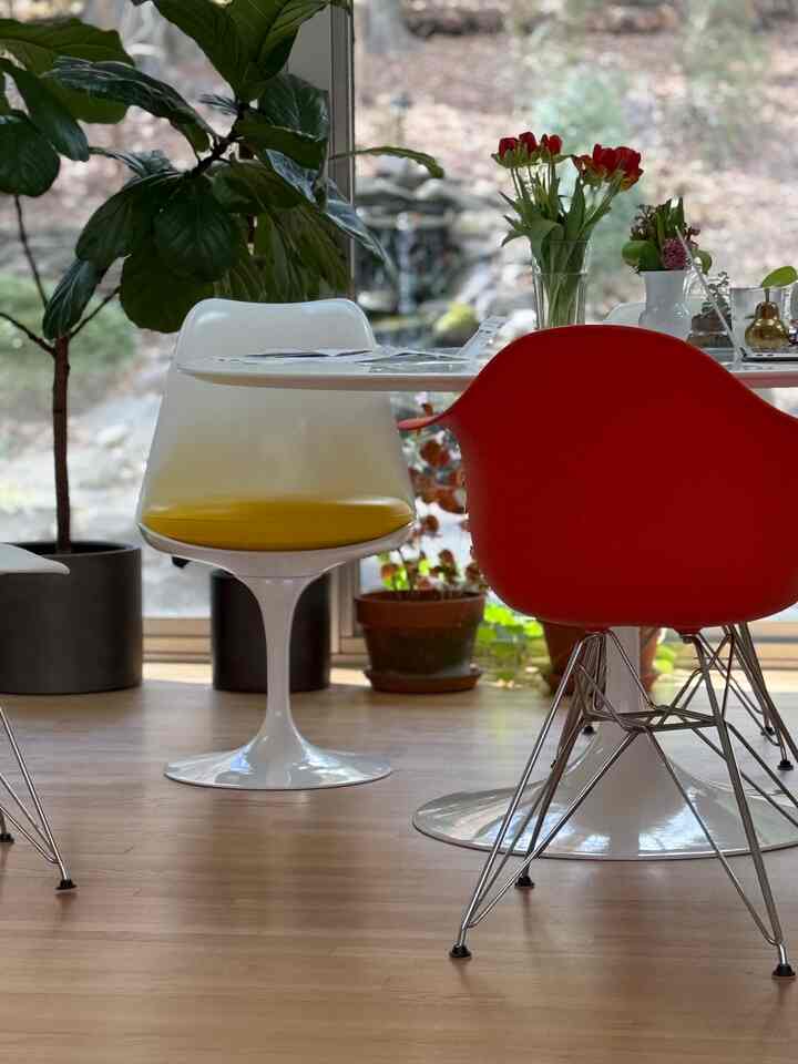 Spring vibes ✨ #tulipchair #saarinentable #knoll #diningroom #diningroomdecor #diningroominterior #roomdecor #cozydiningro
#diningtable 