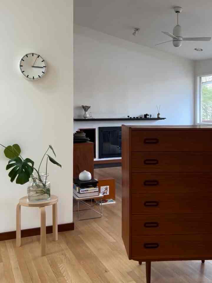 Found a new vintage dresser #vintagefurniture #midcentury #dresser #livingroom #roomvibes #roomdecor #livingroominterior #midcenturymodern #midcenturyhouse 