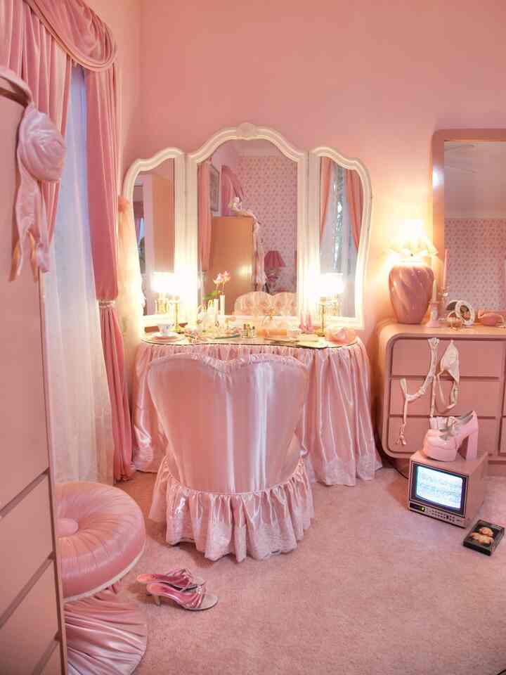 Hollywood glam 🎀 #pink #vintage #bedroom #girly #pinkchair #vanity 