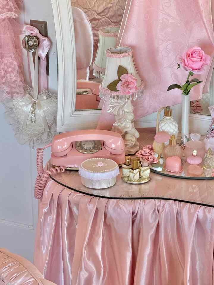My princess vanity. I love collecting vintage trinkets, displaying them here. #pink #vanity #bedroom #vintage #pinkphone ￼