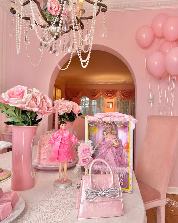 My Barbie birthday party decor in my dining room!
💗 #pink #birthdayparty #barbie #vintage #diningroom #girly 