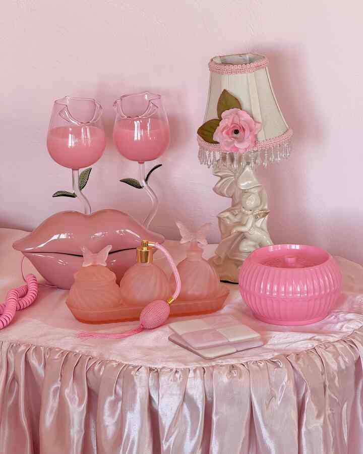 It’s a girls world 🎀 #pink #vanity #bedroom #girly #pinkphone ￼