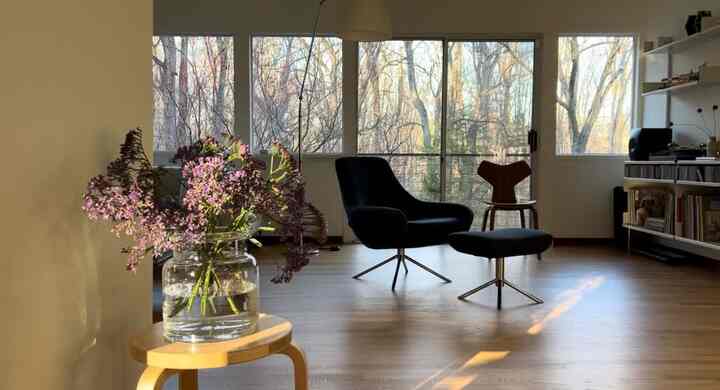 Livingroom and flower decor #livingroomdecor #livingroominterior #livingroomchair #cozylivingroom