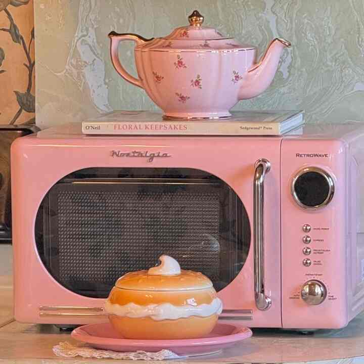 I want my kitchen to feel super retro & nostalgic, and this pink microwave did just the trick. ￼￼💕🌸🧈 #pink #kitchen #microwave #teapot #girly #shabbychic #vintage 