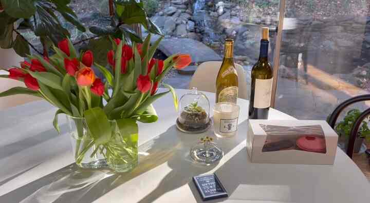 Spring colors #tulipdecor #tabledecor #tablesetting #cozydecor #cozyinterior #saarinentable #erachair #eameschair #tulipchair