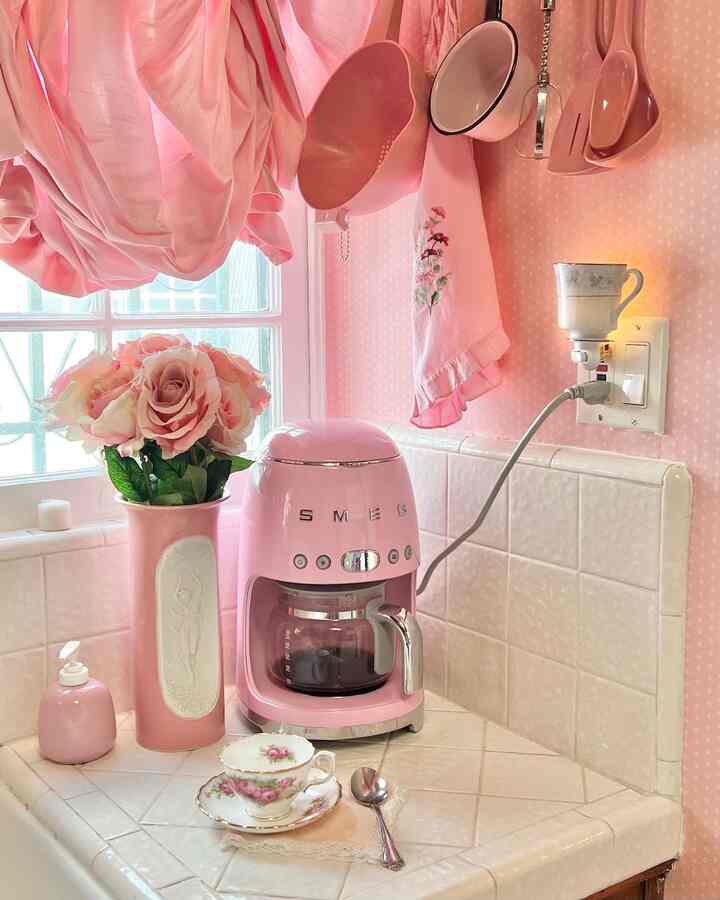 Saya mendekorasi dapur ini dengan gaya shabby chic dan cottage ala negeri dongeng 🌸 #pink #kitchen #smeg #coffeemachine #shabbychic #teacup #nightlight