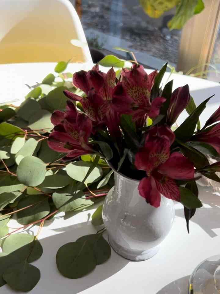 Table decor #flowerdecor #tablevase #tabledecor #flowers #flowervase #astierdevillatte #knoll #hermanmiller