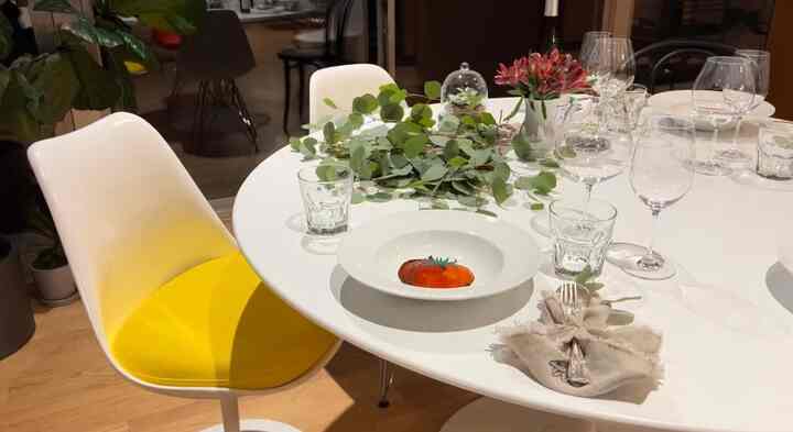 Table and dinner setting #dinnertablesetting #diningtable #diningroom #saarinentable
#knollchair #wineglasses 