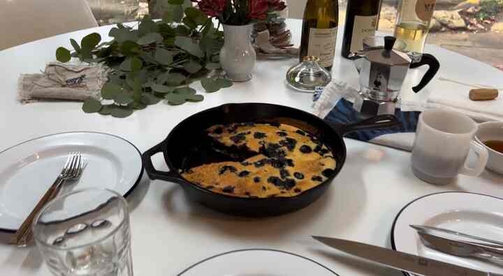 Dutch baby on the table #brunchtable #homecafe #diningroom #diningtable #saarinentable #tablesetting #brunchtablesetting