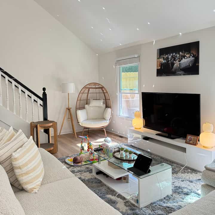 Where modern meets comfy! Our living room is truly the heart of our home—where baby plays, the cats lounge, and we all relax together. It’s cozy, bright, and perfectly us. 🛋️ 

#livingroominterior #livingroom #Modern #moderninterior #modernstyle #couchsofa #livingroomdecoration #cozy #cozyroom #cozylivingroom #cozyhome #집꾸미기 #인테리어 #홈스타일링 #오늘의집 #거실 #거실인테리어