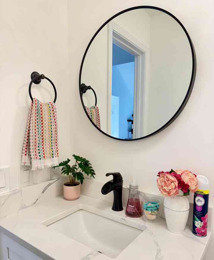 Mini bathroom, major vibes. 💖💖💖

#bathroom #bathroominterior #bathroomcleaning #bathroommirror #집꾸미기 #인테리어 #홈스타일링 #오늘의집 #화장실