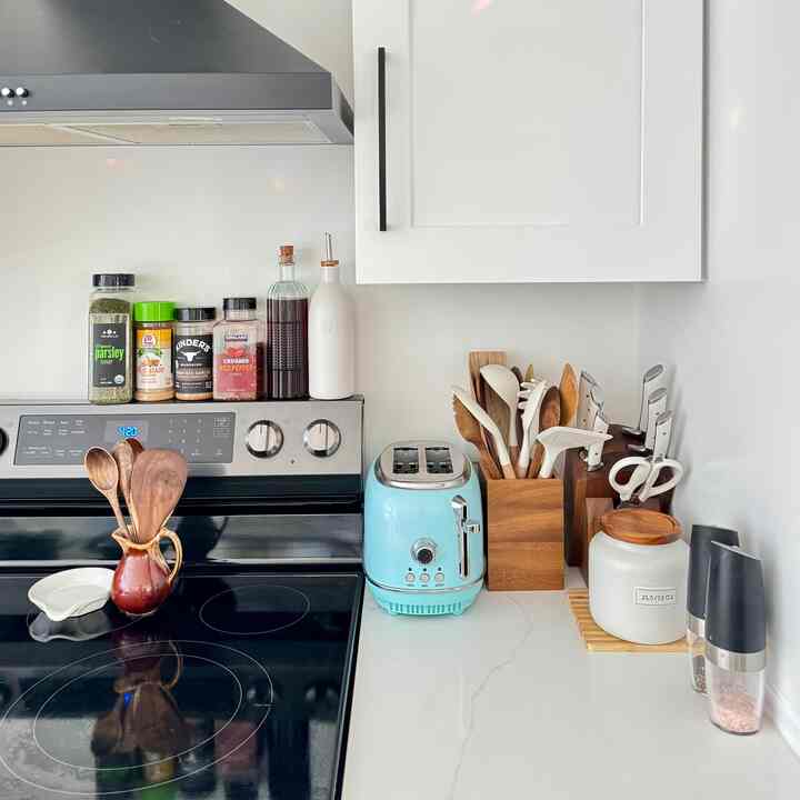 A little corner of happiness… 🧑🏻‍🍳💕

#kitchen #kitcheninterior #kitchendecoration #toaster #kitchenaccessories #kitchenstyling #집꾸미기 #인테리어 #홈스타일링 #오늘의집 #주방 #키친 #주방소품