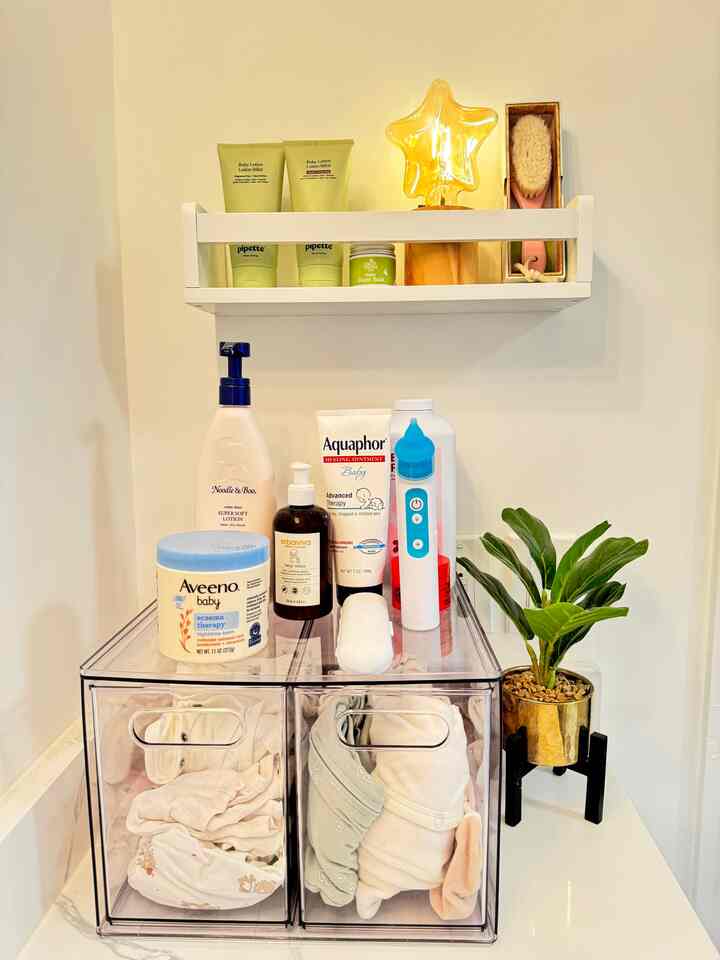 Because bath time is better when everything is in order! 🛁💙 Organized spaces = happy faces! 😊

#bathroomstorage #bathroom #Organized #bathroomshelf #bathroominterior #bathroomaccessories #집꾸미기 #인테리어 #홈스타일링 #오늘의집