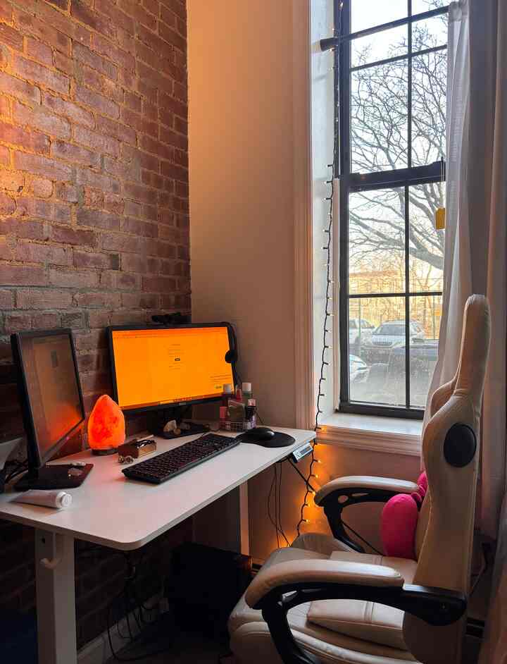 Comfy work corner 



#nyc #apartment #homeoffice #wfh #exposedbrick #gamingchair #standingdesk #boygirl #boyandgirlapartment #cozy 