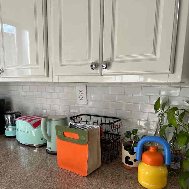 Pops of color on my kitchen counter 🧡💛
#kitchenaccessories #moderneclectic #colorfulinterior 