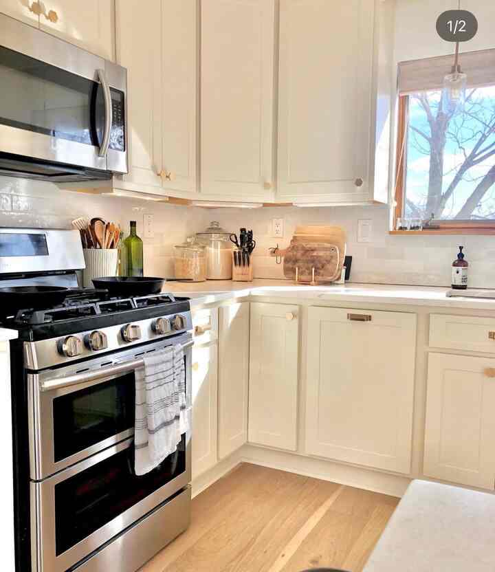 Sun is shining through my kitchen so brightly this morning.☀️
Organization tip✍🏻 Stack the cutting boards on a dish rack. Keep your countertop clean and no major appliances are visible. #kitchen #kitcheninterior #kitchenremodeling #moderninterior #modernkitchen #warm #bright #brass #brassdoorknob