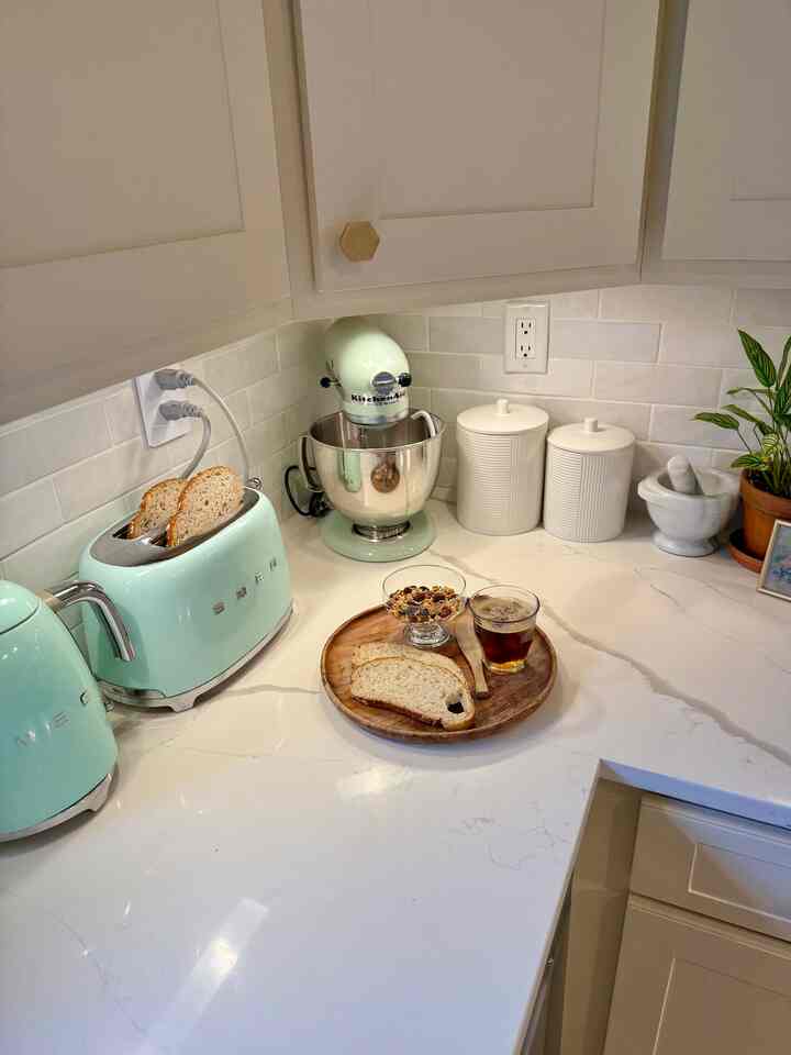 Too much mint?💚 Pastel green is the perfect spring color for me on a clean white slate. 
Organization tip✍🏻 Keep your counter top simple with minimal colors and less clutters! #mint #spring #kitchen #kitcheninterior #smeg #kitchenaid #pistachio #green #quartzcountertop #mordern #clean #warm #design 