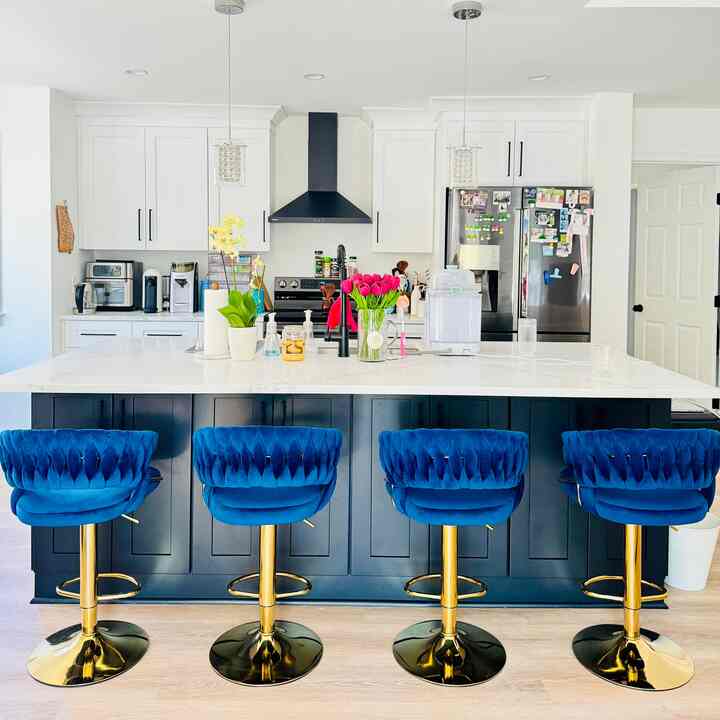 Biru adalah warna netral yang baru—terutama jika terlihat sebagus ini! Saya menyukai pernyataan yang dibuat oleh bangku bar ini. 💙

#mejabar #barchair #stoolchair #barstools #Modern #moderninterior #modernkitchen #modernstyle #kitchen #kitcheninterior #kitchendecoration #kitchenstyling #집꾸미기 #인테리어 #홈스타일링 #오늘의집 #주방 #식탁 #아일랜드 #주방용품 #키친 #키친아일랜드 #의자 