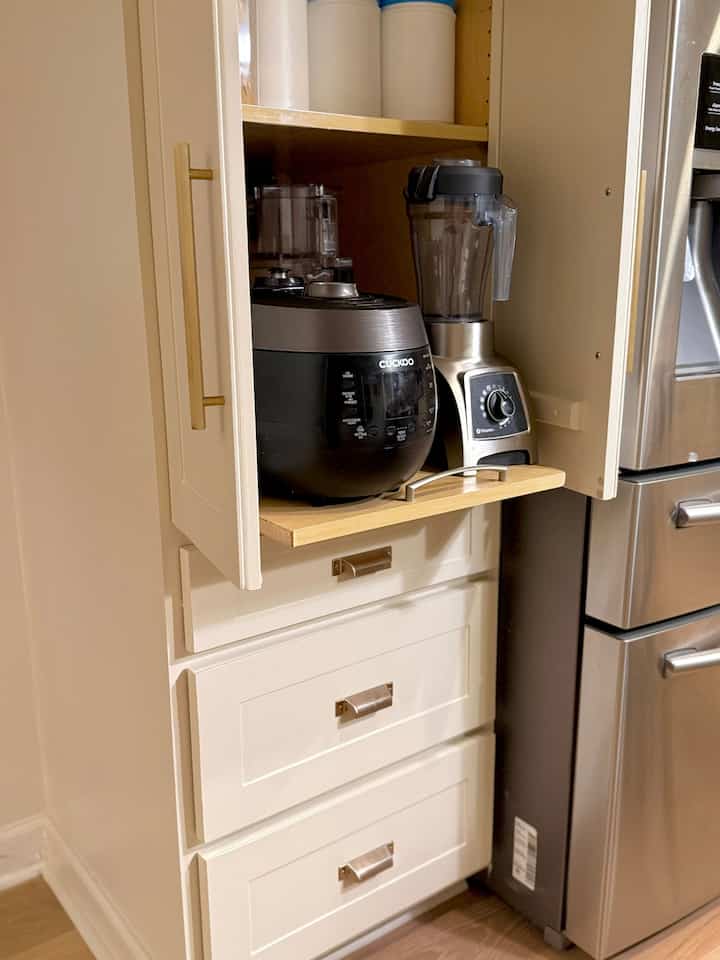 How do I keep my countertop so clean?
Tip✍🏻 Hide away your “dark” major appliances in a pantry with a DIY pull out shelf! #kitchen #kitcheninterior #Organized #kitchenorganization #modern #warm #cabinet #brass #brassdoorknob #doorknob #modernkitchen 