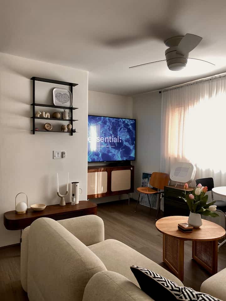 夫が絶対に手放せないと言ったのは、大きなテレビでした。私は、家のインテリアに似合う小さなテレビに変えたかったのですが、妥協することにしました。
こうして私たちは少しずつお互いに合わせながら、ゆっくりと家を形作っています。
(もちろん、夫は私に合わせてくれるので、私はいつもそれに感謝しています😍)

#リビングルーム #livingroominterior #livingroomdecoration #livingroomtable #coffeetable #TV #homedecor #aircleaner #vintagechair #ceilingfan #smalllivingroom #shelf #shelfdecoration #clock