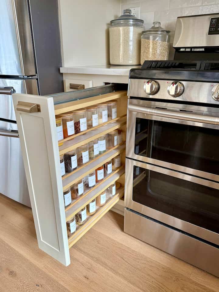 Organize your spices this Spring! Rice is stored in large glass jars for ease of use.
#kitchen #kitchenorganize #organize #interior #kitcheninterior #kitchenremodeling #clean 
