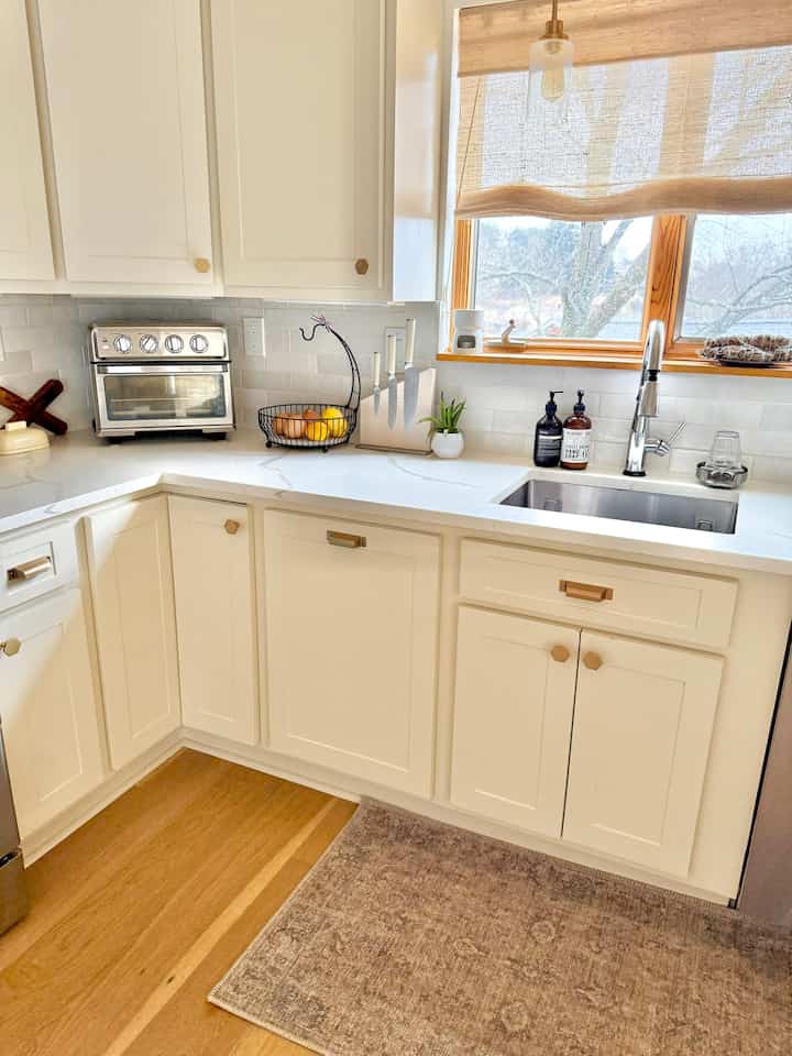 Shine your stainless steel appliance for a cleaner look! Keep your knives organized with style. #kitcheninterior #kitchen #clean #modern #styling #cuisinart 