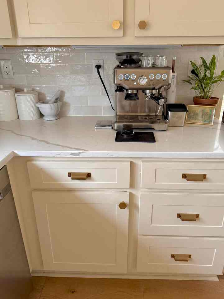 Have you done wiping the cabinets and door knobs yet? Don’t forget your backsplashes and make them shine too.✨ #kitcheninterior #kitchen #BenjaminMoore #creamy #modern #clean 