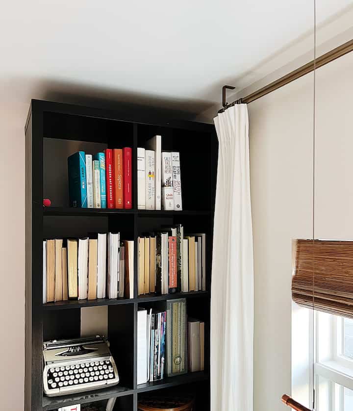 Keeping my books organized at the top of this 10ft Kallax unit (2 units stacked on top of each other)

#ikea #books #storage #shelves #openshelving #livingroom #organized #eclectic #modern