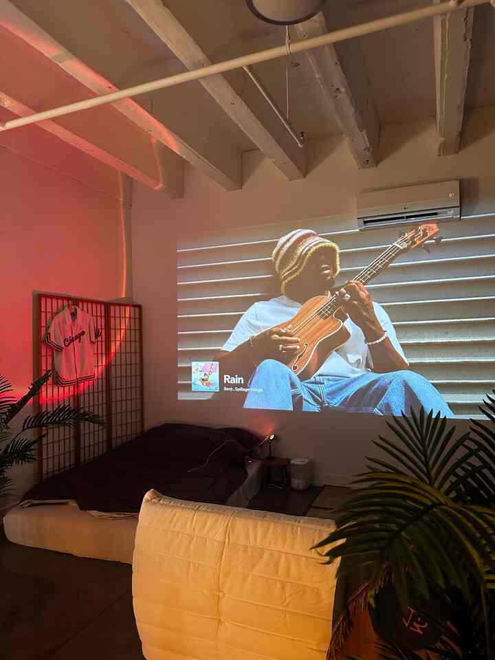 vibes for the evening in my studio :) #japandi #minimal #bedroomdecor #bedroomlighting #lightinginterior 