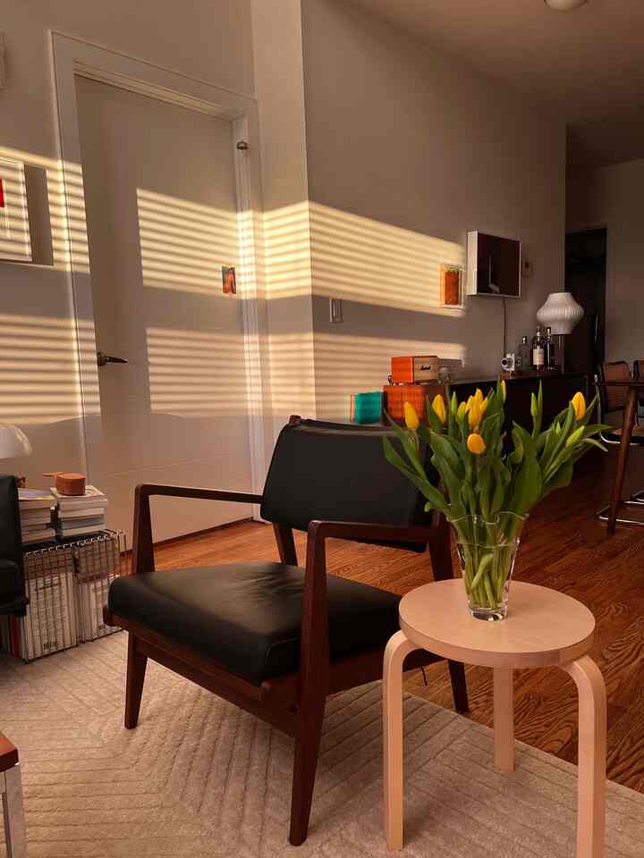 Tulips to combat monday blues. #livingroominterior #livingroom #livingroomdecor #interior #interiorchair #interiordesign #artek #HermanMiller 