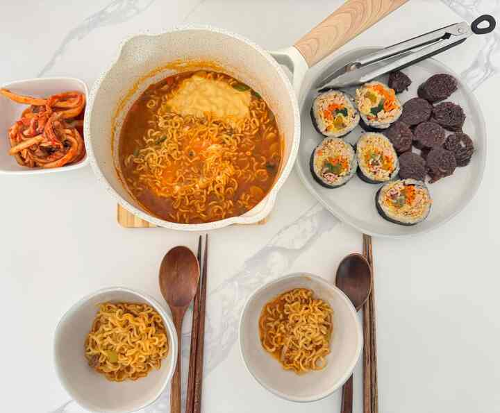 Serving up a cozy Korean meal in style! Loving how this cookware and tableware make every meal feel extra special. 🍜✨

#food #plate #bowl #bowlset #kitchenaccessories #pot #potstand #meal #집꾸미기 #인테리어 #홈스타일링 #오늘의집 #주방 #그릇 #냄비 #주방용품 #키친 #집밥