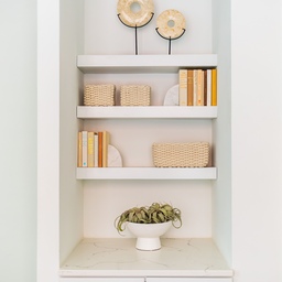 A cohesive colorstory for this neutral bookshelf. #bookshelf #book #bookshelfinterior #Decoratingthelibrary #decoratemyroom #styling #style 
