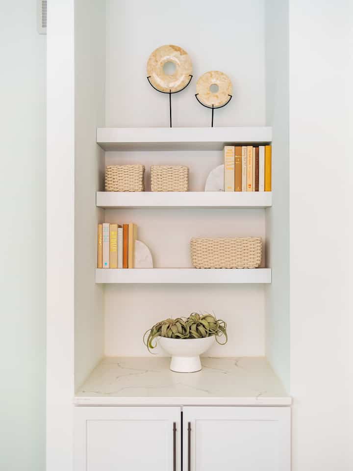 A cohesive colorstory for this neutral bookshelf. #bookshelf #book #bookshelfinterior #Decoratingthelibrary #decoratemyroom #styling #style 