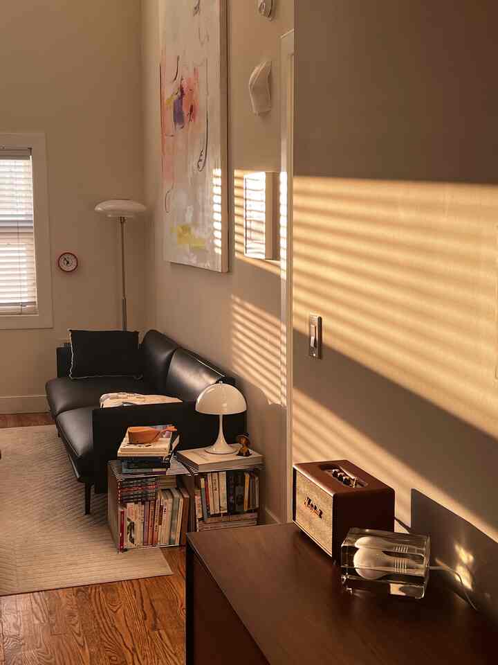 Sudut yang berbeda akan menghasilkan pesona yang berbeda. #livingroominterior #livingroom #sideboard #lamp #cozy #LouisPoulsen #livingroomdecor #homedecor