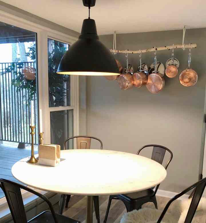 I organized and displayed my shiny copper pots.
Tip✍🏻 You can organize your pots by hanging them with the lid in the handle! 
#copper #kitchen #dinning #copperpots #marble #marblediningtable #marbletable