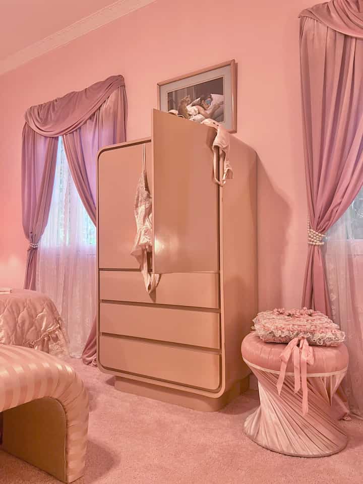 It’s giving Golden Girls ￼🎀🌸💕 #pink #barbie #hollywoodglam #vintage #dresser #girly 