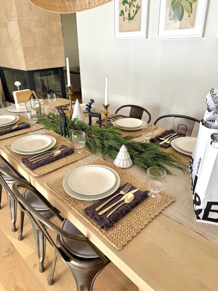 Tidak yakin apakah saya siap melepaskan perlengkapan Natal saya! #table #dining #diningtable #tablesetup #organic #warm #cozy #dinner